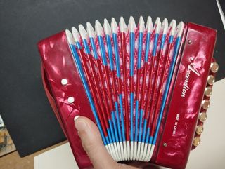 Acordeón infantil rojo