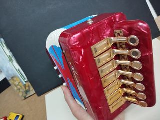 Acordeón infantil rojo