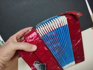 Acordeón infantil rojo