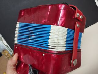 Acordeón infantil rojo