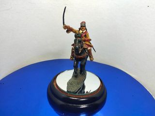 Figura de soldado a caballo