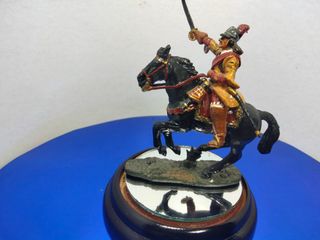 Figura de soldado a caballo