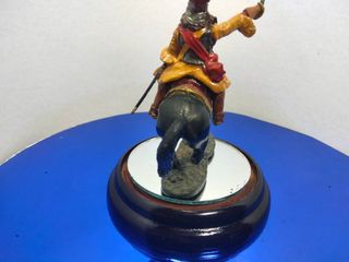 Figura de soldado a caballo