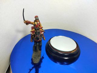 Figura de soldado a caballo