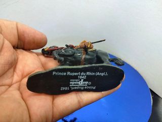 Figura de soldado a caballo