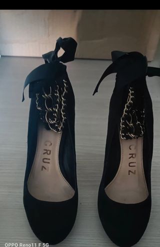 Zapatos de tacón negros con cadena