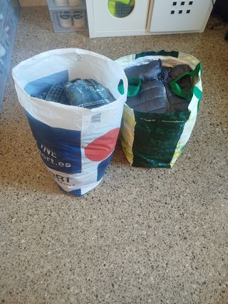 Dos bolsas de ropa de mujer