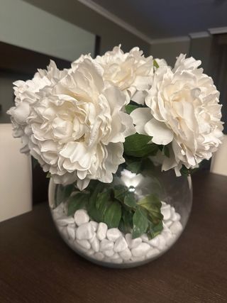 Centro de mesa floral blanco y verde