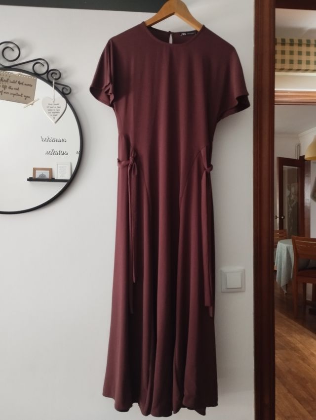 Vestido Zara midi burdeos con vuelo