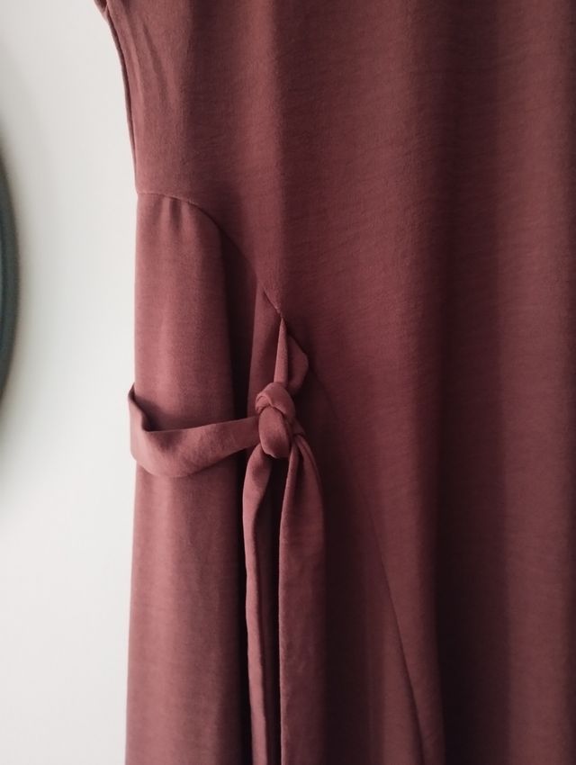 Vestido Zara midi burdeos con vuelo