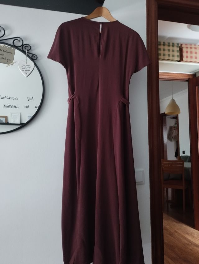 Vestido Zara midi burdeos con vuelo
