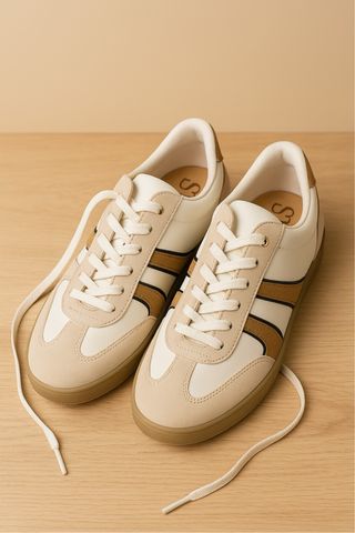 Zapatillas deportivas beige y blancas