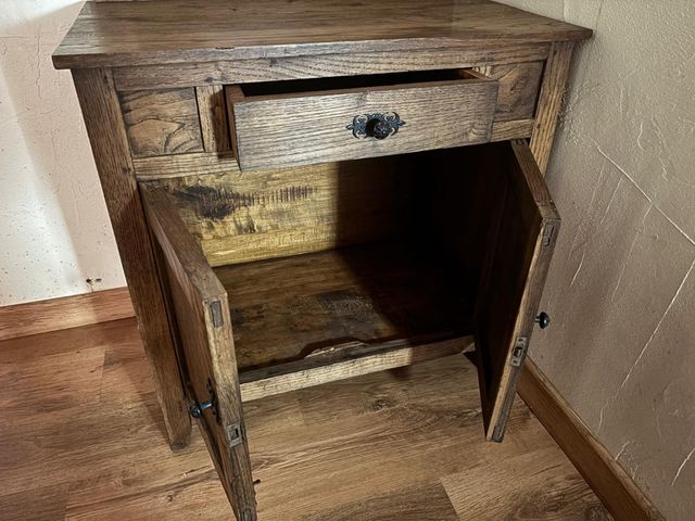 Mueble de madera con espejo