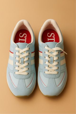 Zapatillas deportivas azules y rojas