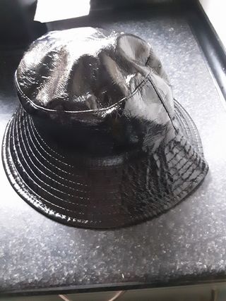 Gorro negro brillante