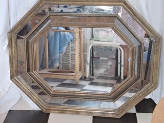 Specchio ottagonale dorato con cornice in metallo