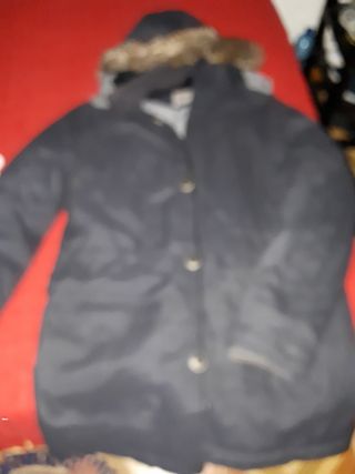 Chaqueta negra con capucha y pelo