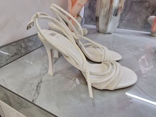 Sandalias de tacón Zara blancas talla 39