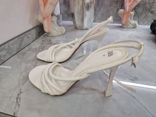 Sandalias de tacón Zara blancas talla 39