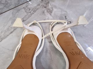 Sandalias de tacón Zara blancas talla 39