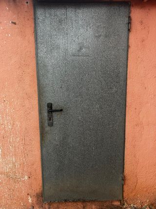 Puerta exterior metálica para garaje