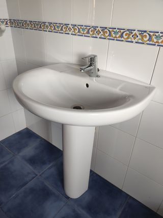 Lavabo de baño con pedestal