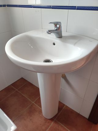 Lavabo de baño con pedestal