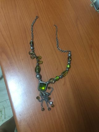 Colgante de plata con piedras verdes