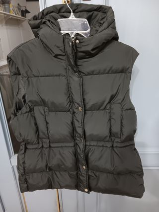 Giacca smanicata con cappuccio