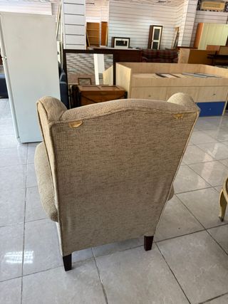 Sillón orejero de tela beige