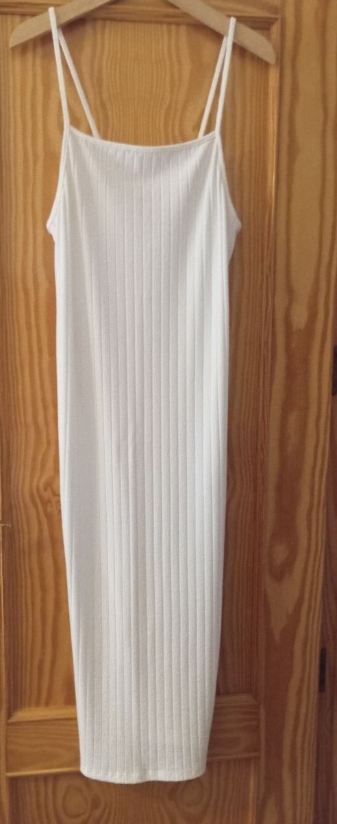 Vestido blanco con abertura lateral