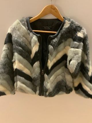 Chaqueta de piel con cuello de cuero