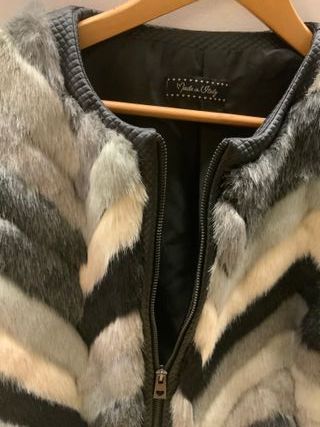 Chaqueta de piel con cuello de cuero