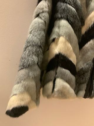 Chaqueta de piel con cuello de cuero
