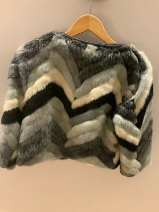 Chaqueta de piel con cuello de cuero