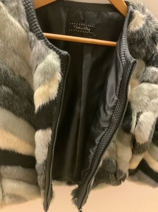 Chaqueta de piel con cuello de cuero