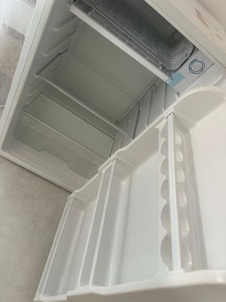 Nevera pequeña blanca