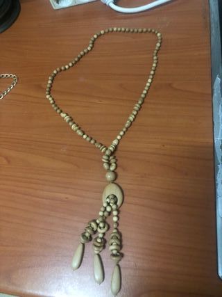 Colgante de madera con cuentas