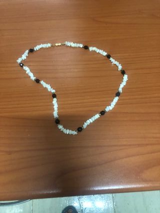 Colgante de cuentas blancas y negras