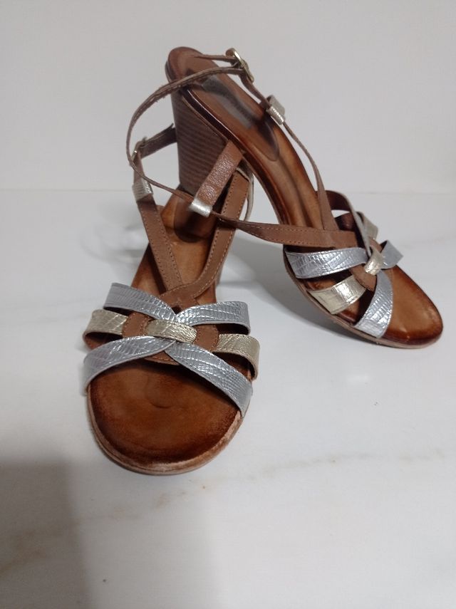 Sandalias de piel doradas y plateadas