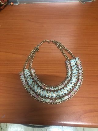 Colgante dorado y multicolor