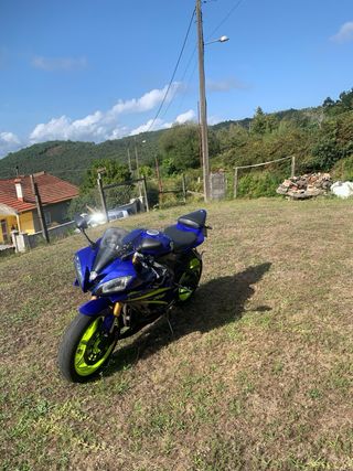 Yamaha R6 Azul y Amarillo