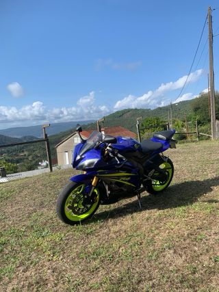 Yamaha R6 Azul y Amarillo