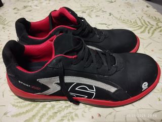 Zapatos de seguridad Sparco negros y rojos