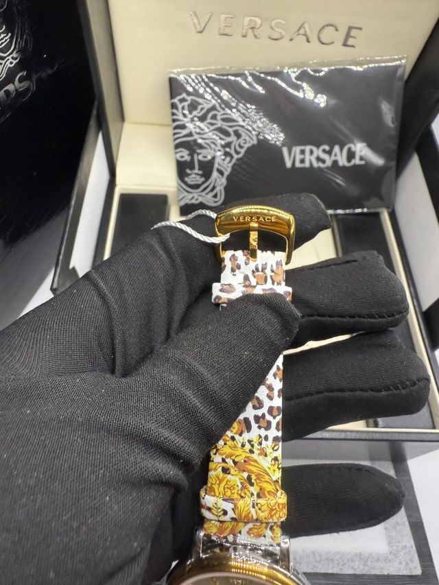 Reloj Versace Dorado y Multicolor