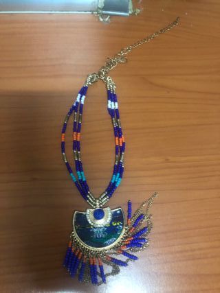 Colgante de cuentas azul y dorado