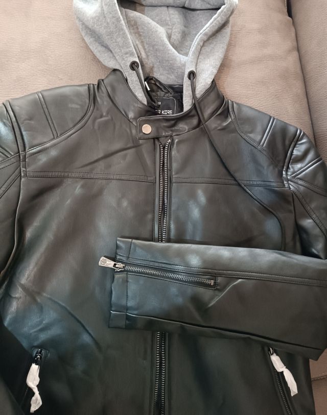 Giacca in simil pelle nera con cappuccio Tg. M