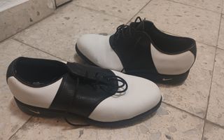 Zapatos de golf Nike blancos y negros