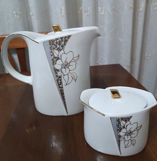 Teiera e zuccheriera in ceramica bianca