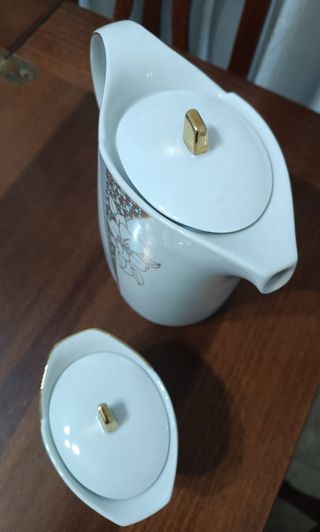 Teiera e zuccheriera in ceramica bianca